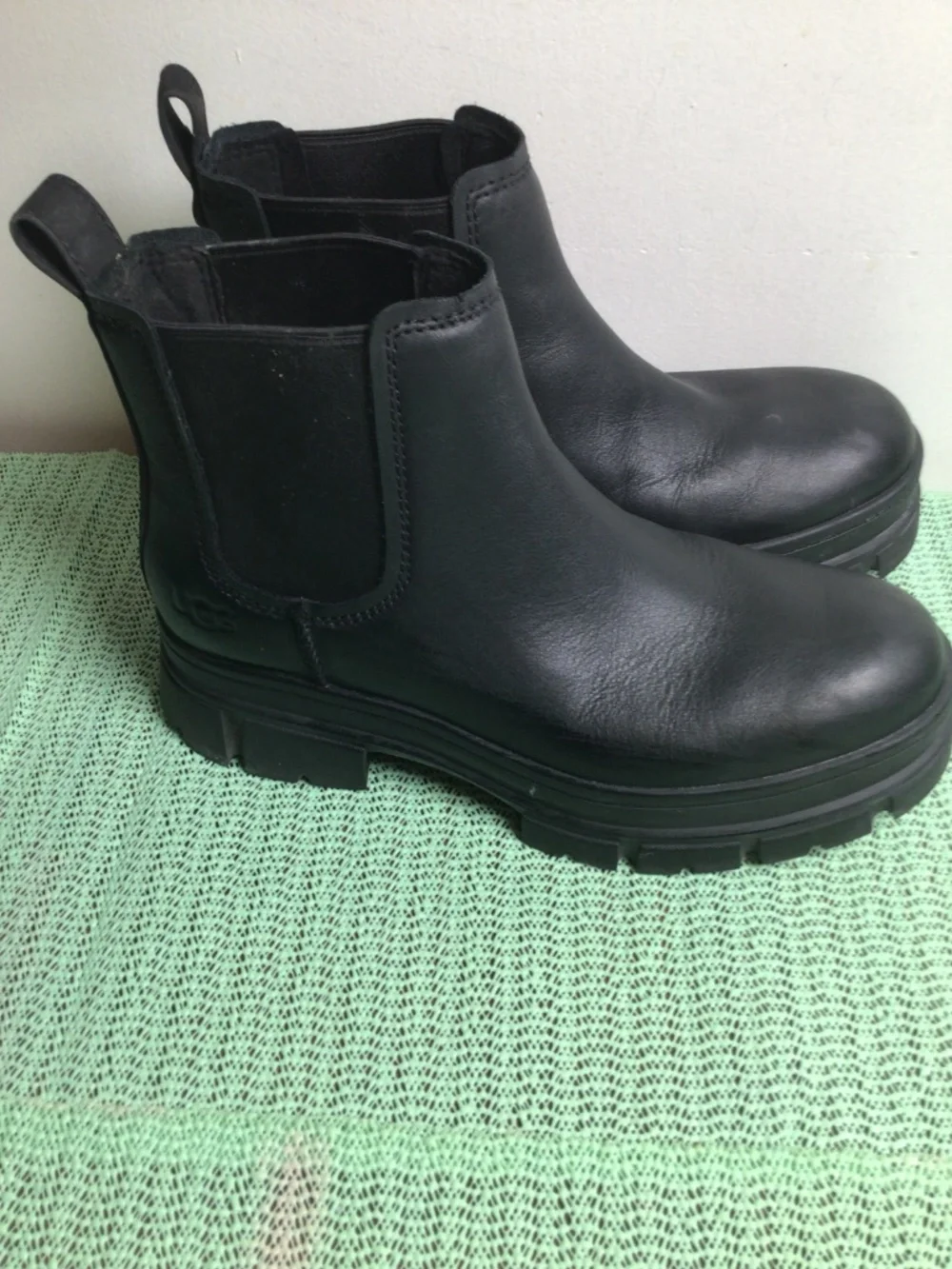 Ugg  leather slip on ankle boots Textile lining with stretch elastic   SZ 7
